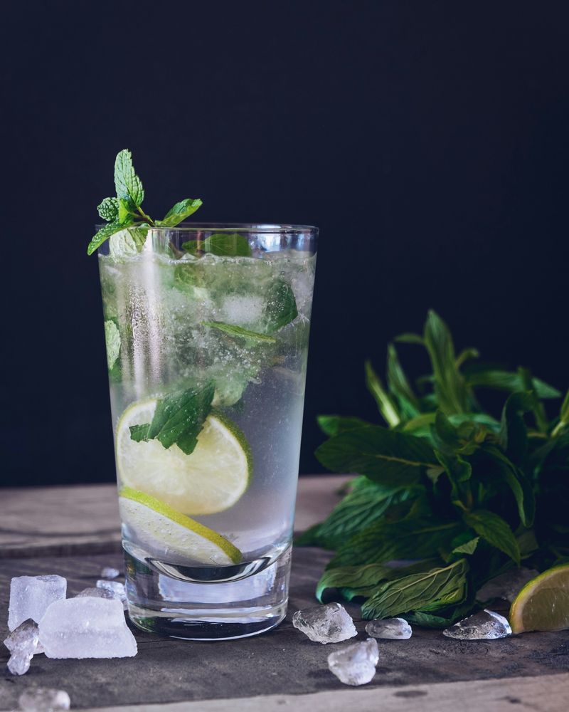 Haus-Spritz im Glas mit Eis und Minze