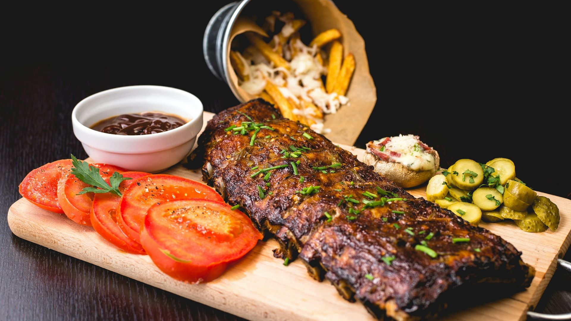 Geräucherte Spare Ribs auf einem Holzbrett