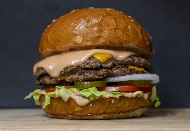 Burger mit Cheddar und Salat