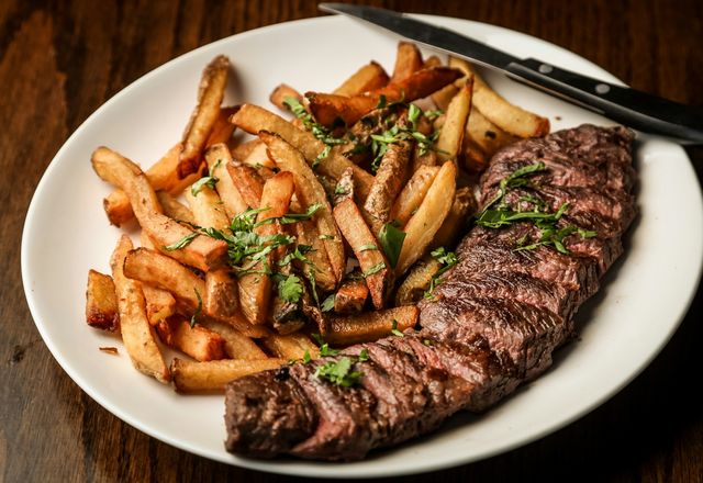 Gebratenes Steak mit Pommes