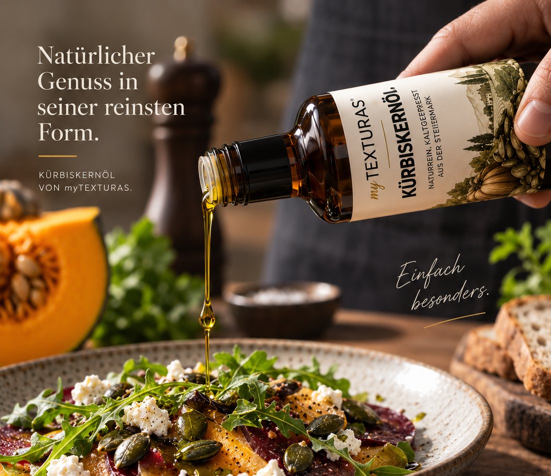 Flasche myTEXTURAS Kürbiskernöl neben Kürbiskernen